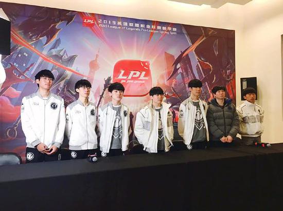 她成功打破 她成功打破